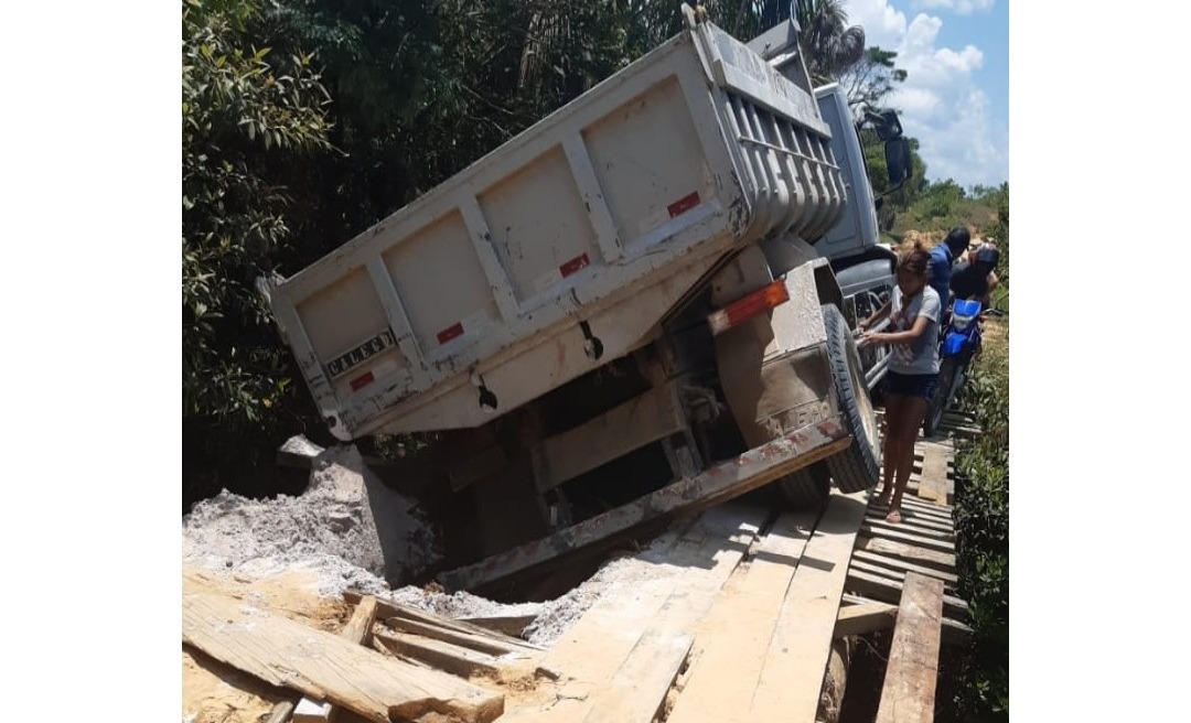 Caminhão caçamba carregado quebra ponte na BR-307, em Cruzeiro do Sul