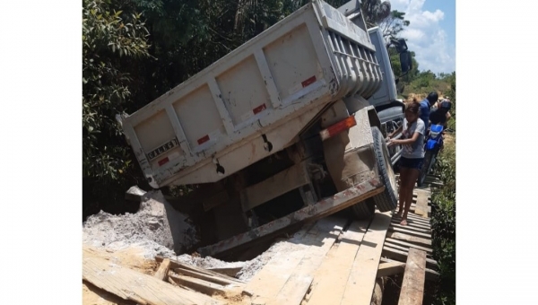 Caminhão caçamba carregado quebra ponte na BR-307, em Cruzeiro do Sul