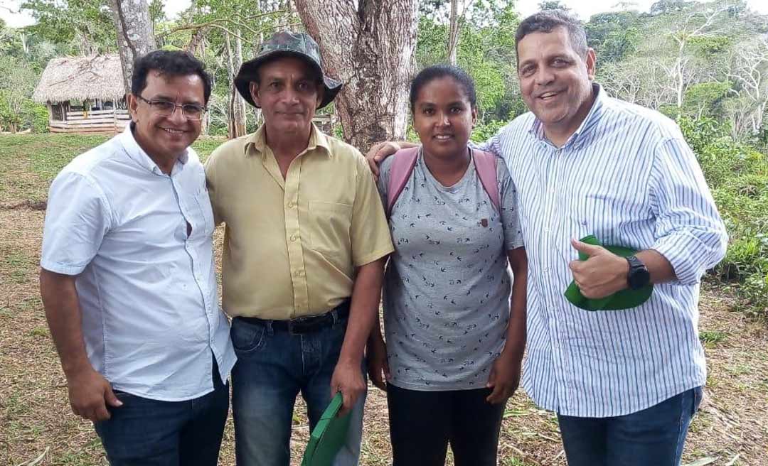 Luiz Gonzaga e vice-governador Major Rocha participam de reunião com extrativistas no interior do Acre