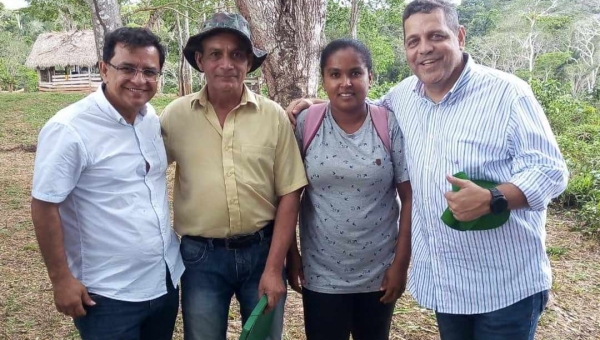 Luiz Gonzaga e vice-governador Major Rocha participam de reunião com extrativistas no interior do Acre