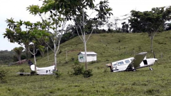 Urgente: Avião de pequeno porte bate em vaca, sai da pista e se choca contra árvore em Jordão