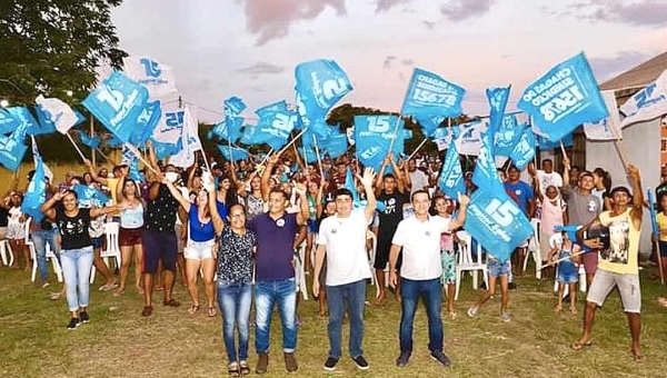 Fagner Sales tem a segunda-feira marcada por bandeiraço e encerra agenda com comício no Cohab