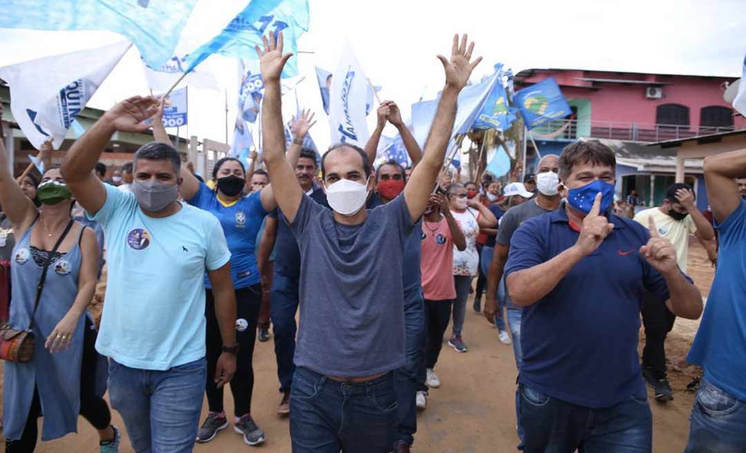 Zequinha Lima e Henrique Afonso realizam caminhada no bairro do Miritizal