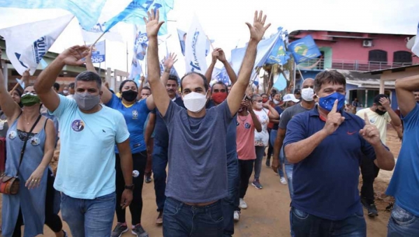 Zequinha Lima e Henrique Afonso realizam caminhada no bairro do Miritizal