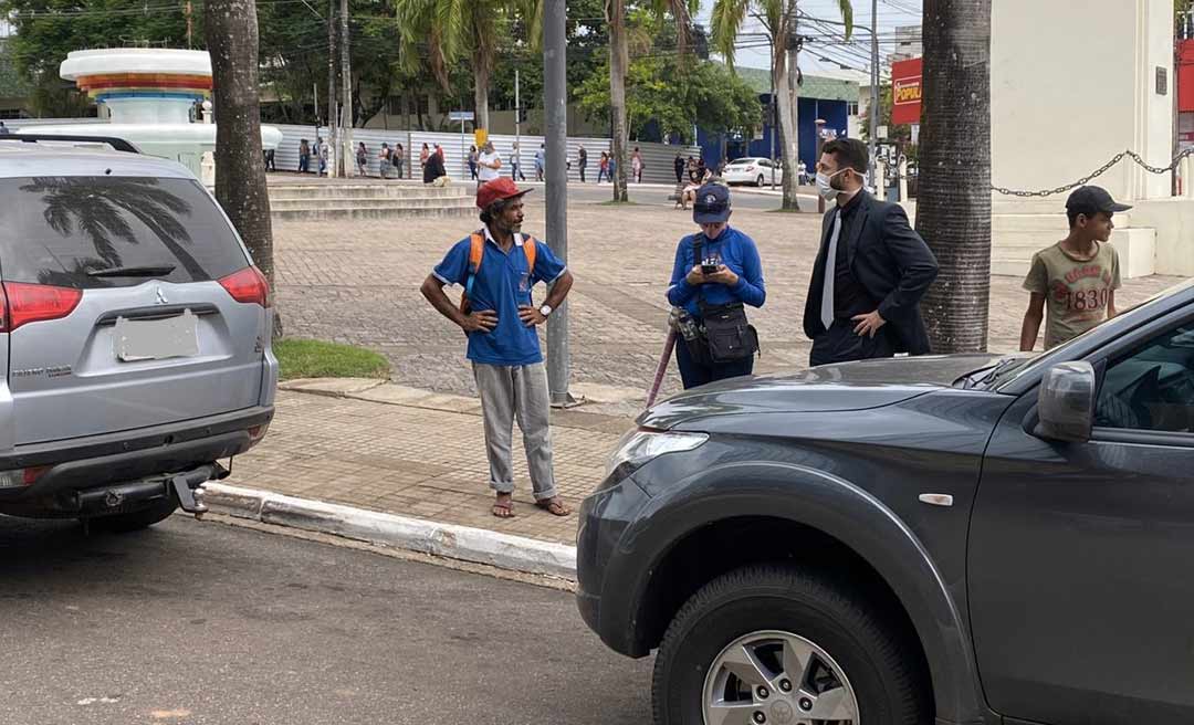 Agente da Zona Azul tenta notificar veículos da Polícia Federal