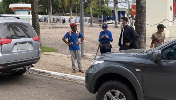 Agente da Zona Azul tenta notificar veículos da Polícia Federal