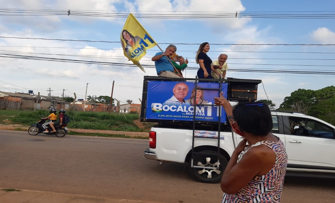 Bocalom cumprimenta eleitores em caminhada e carreata