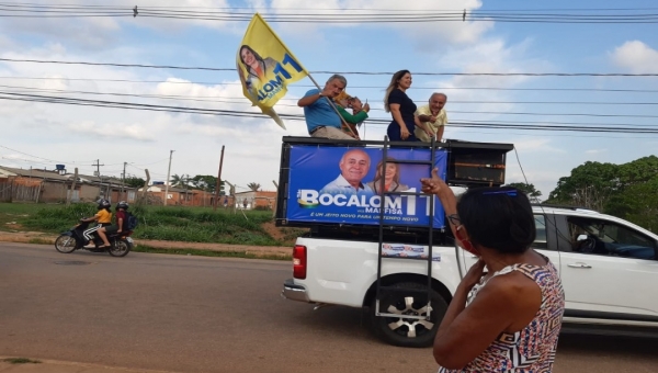 Bocalom cumprimenta eleitores em caminhada e carreata