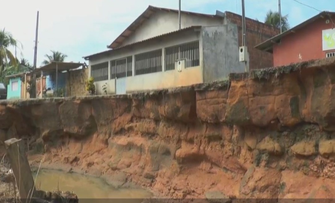 Buraco pode “engolir casas” na Rua Minas Gerais, em Cruzeiro do Sul