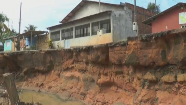 Buraco pode “engolir casas” na Rua Minas Gerais, em Cruzeiro do Sul