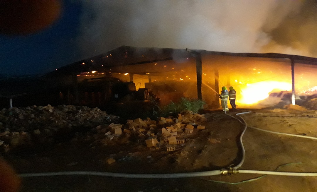 Incêndio destrói cerâmica que fica próxima ao ISE de Feijó e bombeiros evitam uma tragédia 