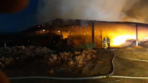 Incêndio destrói cerâmica que fica próxima ao ISE de Feijó e bombeiros evitam uma tragédia 