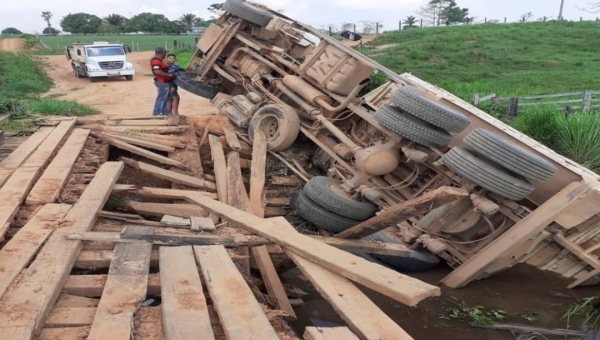 Caçamba cai de ponte na comunidade Caipora ao tentar passar com carregamento de tora 