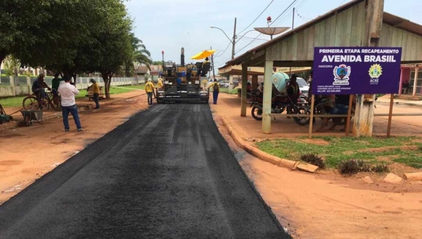 Governo do Acre atende pedido de Vanda Milani e asfalta avenida Brasil em Acrelândia