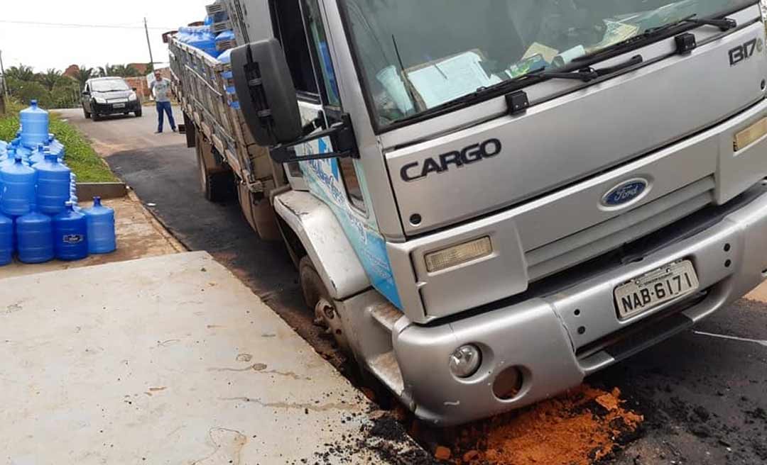 Caminhão da Ribeirágua “atola” em asfalto recém colocado em rua de Rio Branco