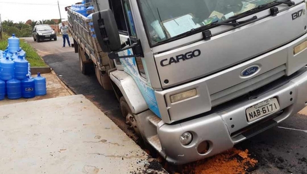 Caminhão da Ribeirágua “atola” em asfalto recém colocado em rua de Rio Branco