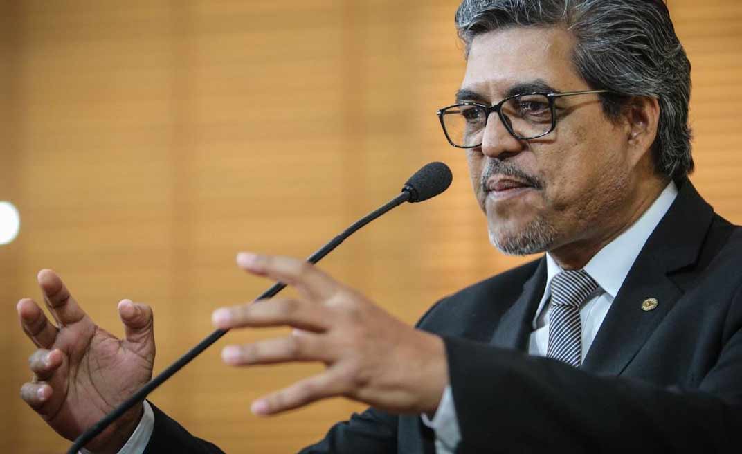 Edvaldo Magalhães questiona Ribamar sobre vaga destinada aos auditores de Contas