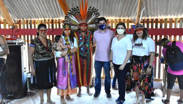 Socorro Neri e Eduardo Ribeiro visitam comunidade Huni Kuin na Transacrena