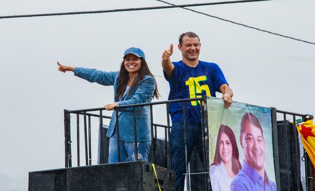 Em carreata, Roberto Duarte e Antônia Lúcia percorrem bairros de Rio Branco