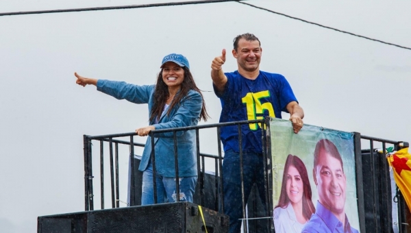 Em carreata, Roberto Duarte e Antônia Lúcia percorrem bairros de Rio Branco