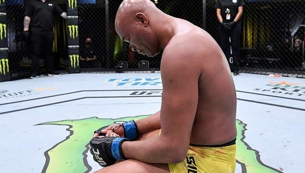 Anderson Silva perde em adeus e Dana se arrepende: 'não deveria mais lutar'