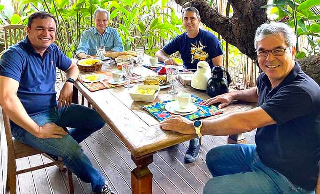 Após macaxeira no café, Jorge Viana publica foto com companheiros e reclama de "ingratidão"
