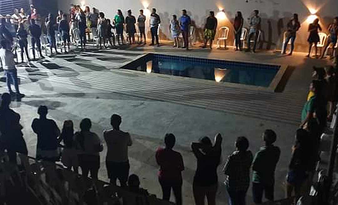 Amigos e familiares fazem vigília de oração pelo cantor Giovanni Accioly