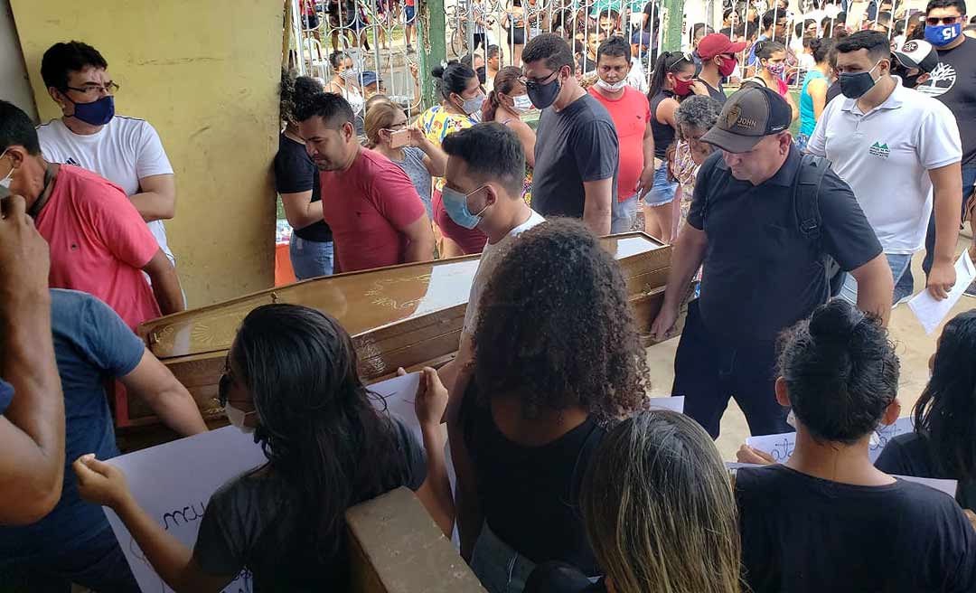 Corpo de Giovanni Accioly chega a Tarauacá e é velado em escola com homenagens