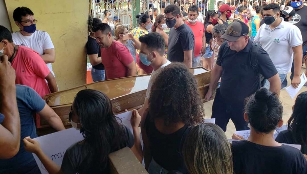 Corpo de Giovanni Accioly chega a Tarauacá e é velado em escola com homenagens