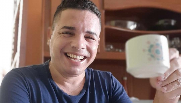 Ativista gay chama Roberto e Minoru de homofóbicos; Roberto refuta e Minoru não responde