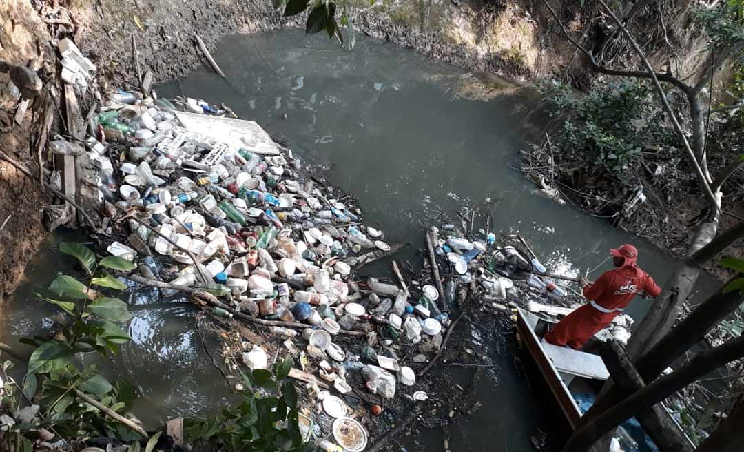 Prefeitura de Rio Branco realiza desobstrução no Igarapé Batista e instala lixeira coletiva