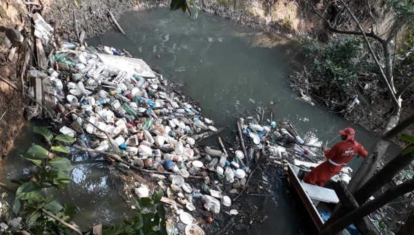 Prefeitura de Rio Branco realiza desobstrução no Igarapé Batista e instala lixeira coletiva