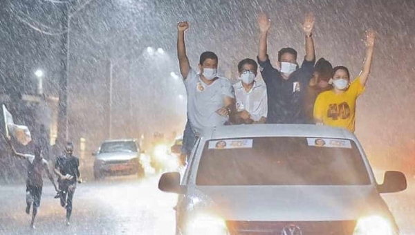 Debaixo de chuva, Gladson e Socorro participam de carreata na Cidade do Povo