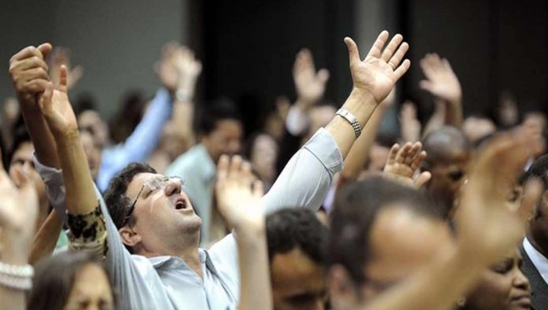 Após pedido do MP, Justiça suspende lei estadual que proibia o fechamento de igrejas durante calamidade pública