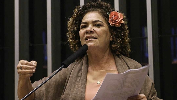 Atendendo a um pedido de Perpétua Almeida, STF manda que Anvisa explique suspensão dos testes de vacina