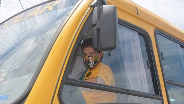 Gladson Cameli entrega ônibus escolares em Mâncio Lima e Rodrigues Alves