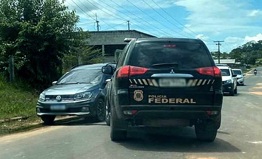 PF persegue veículo que tinha R$ 60 mil em dinheiro vivo; valor seria para comprar votos