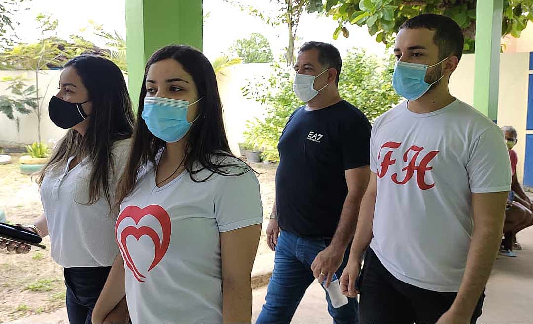 Candidata do PT em Brasileia, Fernanda Hassem vota na companhia dos filhos