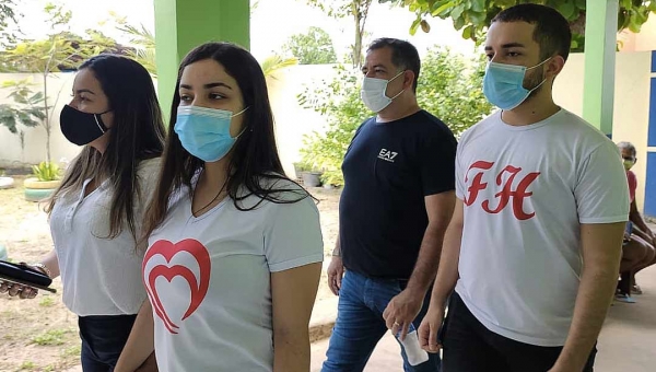 Candidata do PT em Brasileia, Fernanda Hassem vota na companhia dos filhos