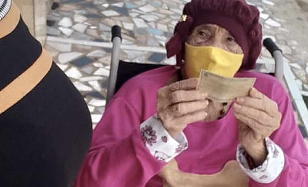 Idosa de 93 anos vota em Tarauacá e diz que faz isso para seguir exercendo a democracia