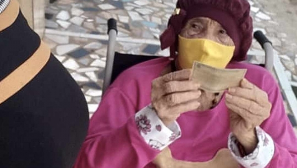 Idosa de 93 anos vota em Tarauacá e diz que faz isso para seguir exercendo a democracia