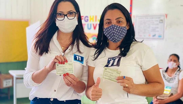 Senadora Mailza e a candidata Rosana Gomes, do Progressistas, votam juntas no Quinari