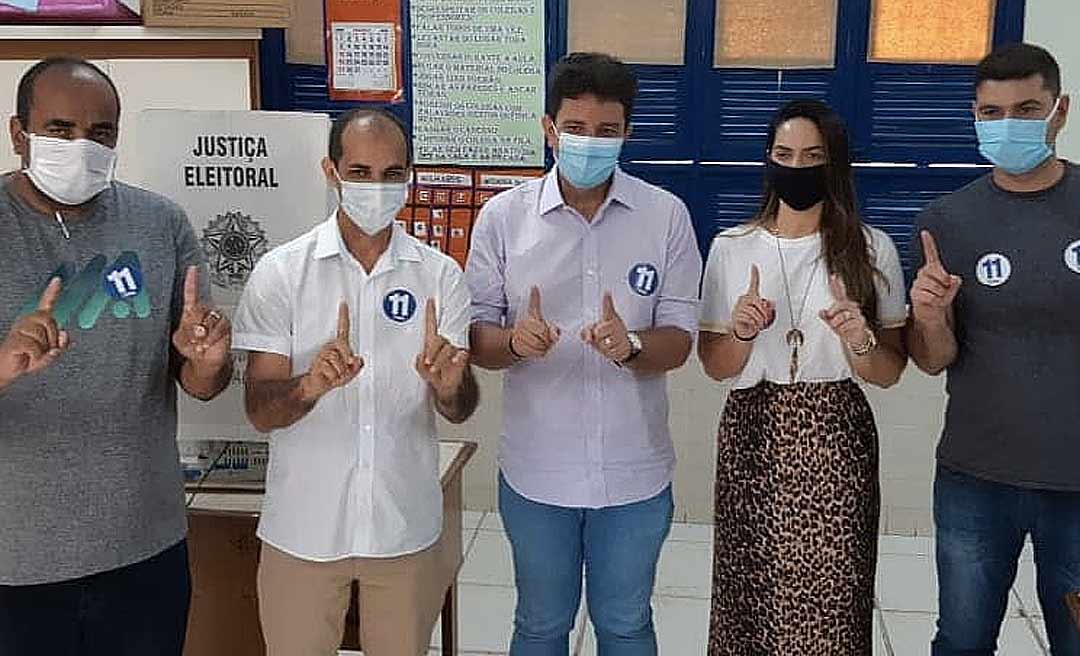 Gladson acompanha Zequinha Lima e depois vota na Escola Governador Hugo Carneiro