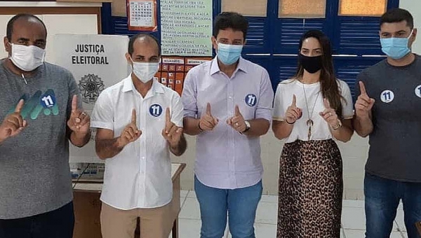 Gladson acompanha Zequinha Lima e depois vota na Escola Governador Hugo Carneiro