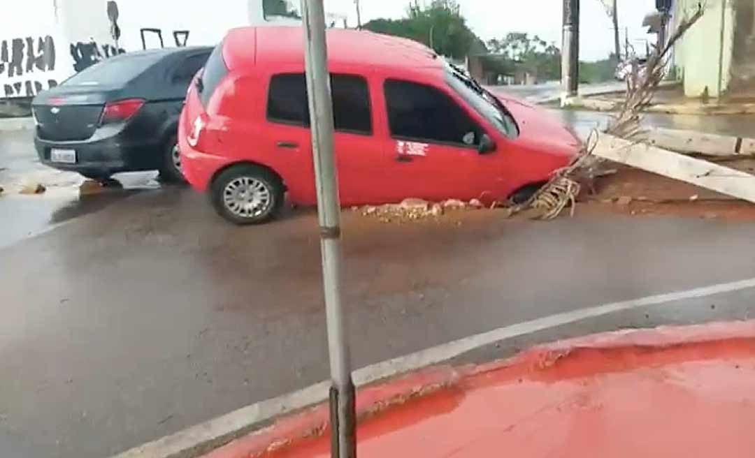 Carro cai em buraco aberto pelo Depasa: “Eu avisei”, diz moradora