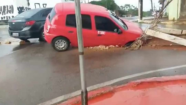 Carro cai em buraco aberto pelo Depasa: “Eu avisei”, diz moradora