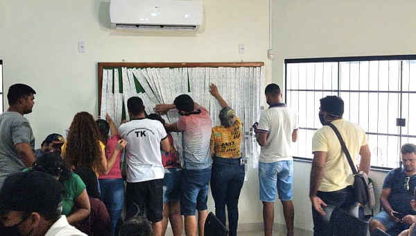 Candidatos derrotados no domingo lotam fórum eleitoral de Tarauacá; eles se dizem prejudicados