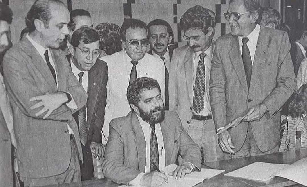 Fotografia histórica mostra assinatura da Constituição de 1988 com Lula, Serra e políticos do Acre