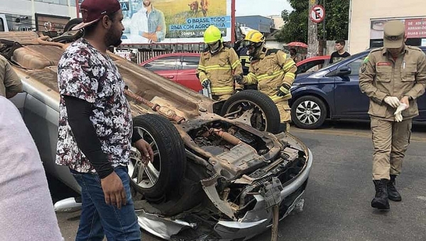 Motorista capota carro na avenida Getúlio Vargas após desmaiar ao volante