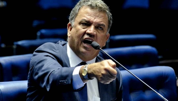 “Vamos botar pra moer”, diz senador Sérgio Petecão ao defender Tião Bocalom